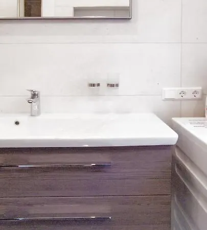 Moderne Direkt Am Kanal / Neubau Apartment